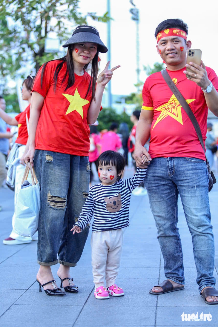 CĐV Việt Nam kéo đến sân Rajamangala, tiếp sức U22 Việt Nam đấu Thái Lan - Ảnh 3.