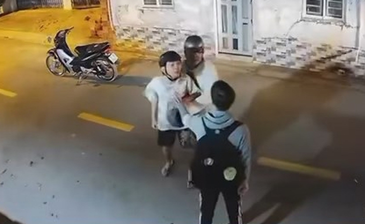 Xác minh clip nam sinh bị hai người đi xe máy đánh tới tấp ở phường Thới An - Ảnh 1.