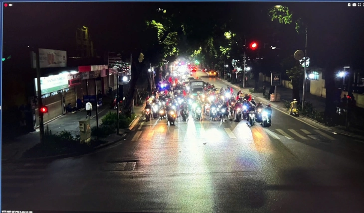 Người dân tràn ra đường 'đi bão' mừng U22 Việt Nam vô địch SEA Games 33 - Ảnh 5.