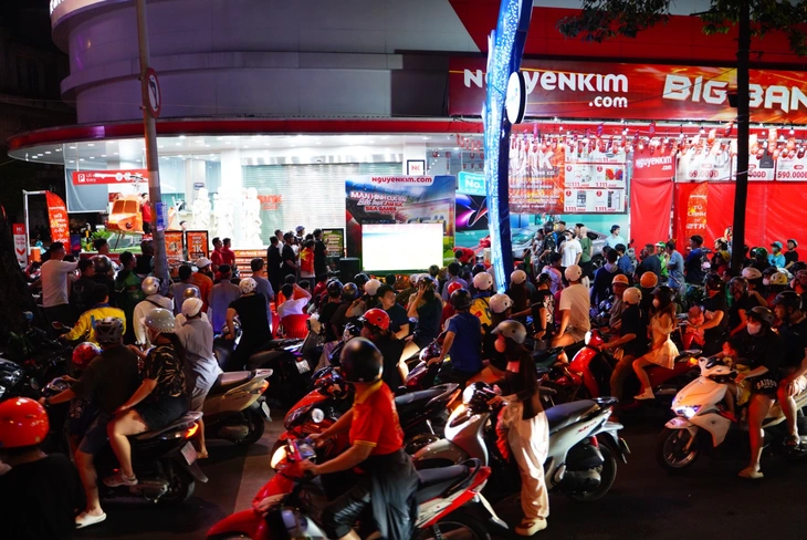 Người dân tràn ra đường 'đi bão' mừng U22 Việt Nam vô địch SEA Games 33 - Ảnh 15.