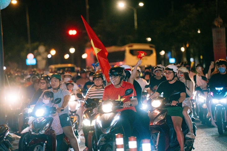 Người dân tràn ra đường 'đi bão' mừng U22 Việt Nam vô địch SEA Games 33 - Ảnh 9.