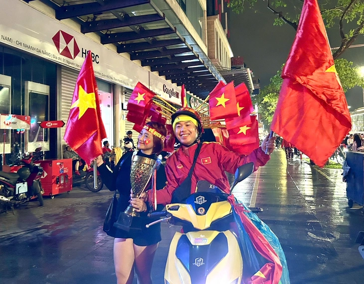 Người dân tràn ra đường 'đi bão' mừng U22 Việt Nam vô địch SEA Games 33 - Ảnh 12.