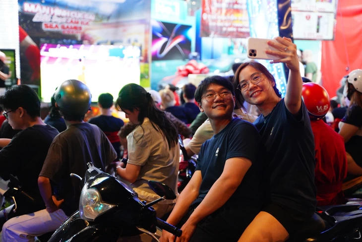 Người dân tràn ra đường 'đi bão' mừng U22 Việt Nam vô địch SEA Games 33 - Ảnh 17.