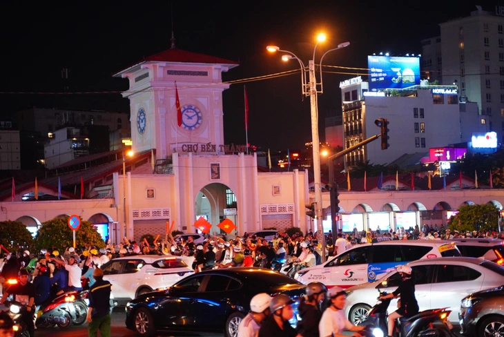 Người dân tràn ra đường 'đi bão' mừng U22 Việt Nam vô địch SEA Games 33 - Ảnh 19.