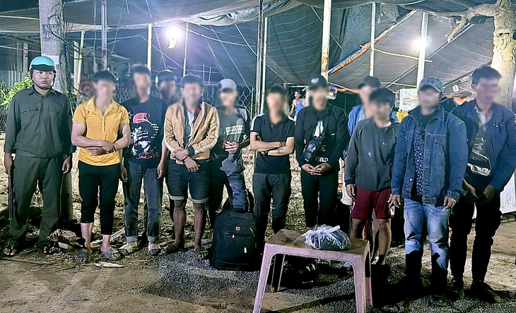 13 người từ Campuchia băng rẫy mía, vườn cao su về Việt Nam bị tạm giữ - Ảnh 1.