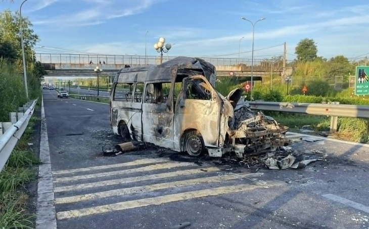 Cháy xe cứu thương trên cao tốc TP.HCM - Long Thành - Dầu Giây, 3 người chết - Ảnh 2.