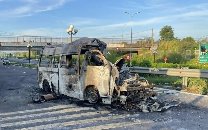 Tài xế chạy xe tải đang cháy đến trụ sở cảnh sát chữa cháy nhờ dập lửa - Ảnh 3.