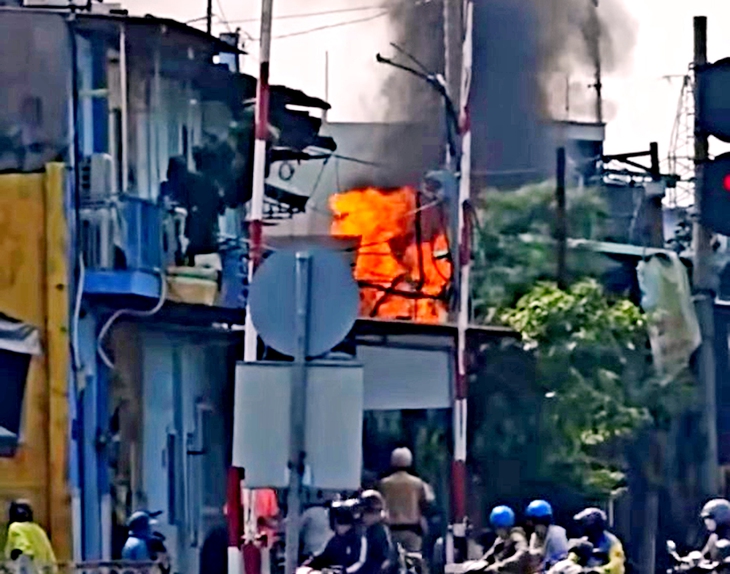 Cháy nhà trong hẻm đường Phạm Văn Đồng, nghi bình gas xì gặp lửa gây cháy - Ảnh 1.