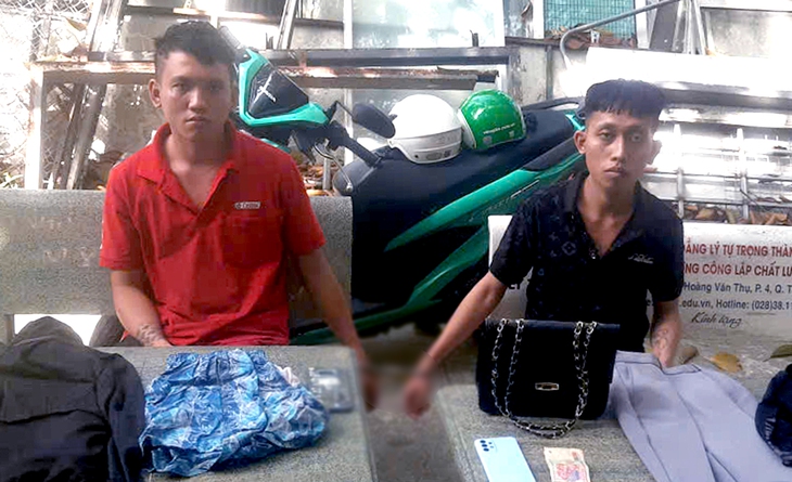 Công an TP.HCM bắt 2 kẻ dùng dao uy hiếp phụ nữ, cướp giỏ xách - Ảnh 1.