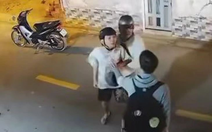 Xác minh clip nhóm học sinh hành hung người đàn ông ‘vô gia cư’ ở Huế - Ảnh 2.