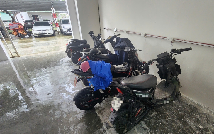 Bộ Xây dựng đề xuất quy định bắt buộc bố trí chỗ để xe điện, khu sạc xe điện trong chung cư - Ảnh 2.