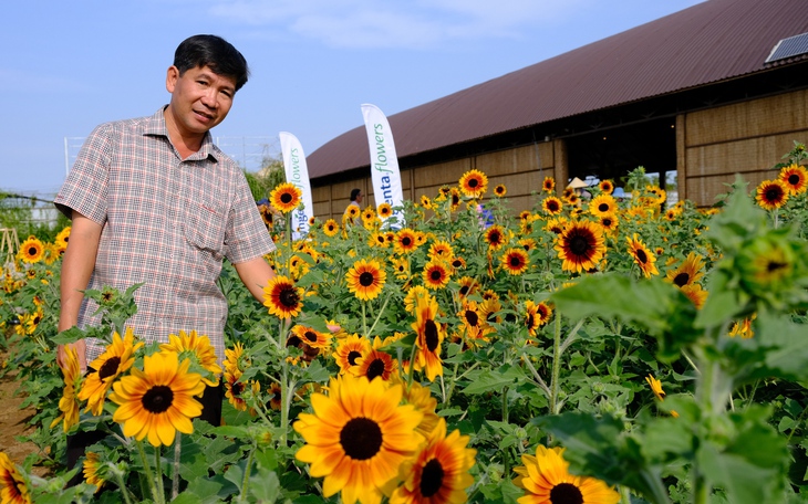 Trái tim làng hoa Sa Đéc được kết bằng 1.500 giỏ hoa thu hút khách chụp ảnh - Ảnh 9.