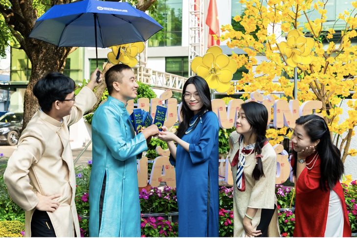 Một trường đại học ở TP.HCM thưởng Tết từ lao công đến Hiệu trưởng như nhau 10 năm liền - Ảnh 1.