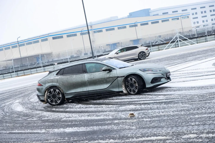 Quăng quật xe BYD trong trường đua khổng lồ: Dốc cát, hồ nước, nghiêng 30 độ trong '1 nốt nhạc' - Ảnh 1.