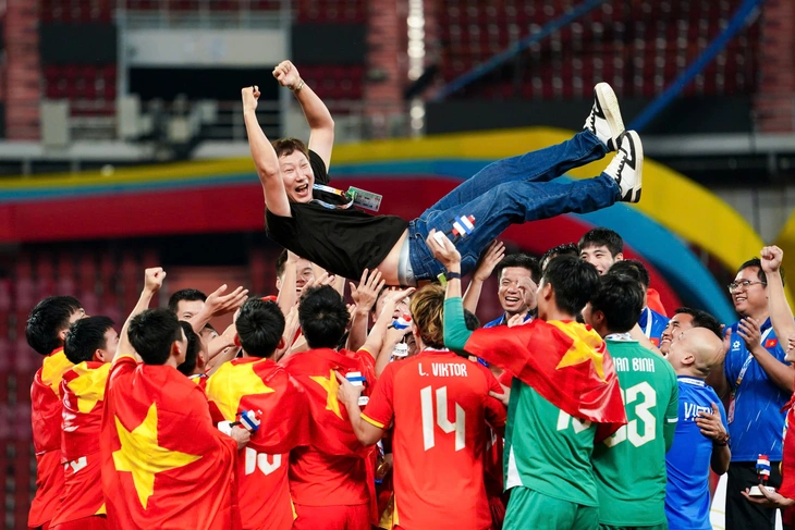 HLV Kim Sang Sik đi vào lịch sử bóng đá Đông Nam Á - Ảnh 2.