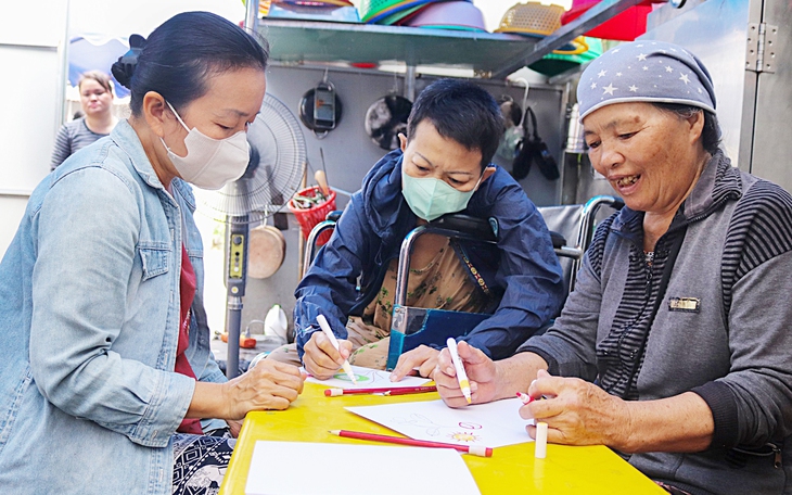 Lãnh đạo Chính phủ thăm, chúc mừng Giáng sinh Tổng Giáo phận Huế - Ảnh 2.