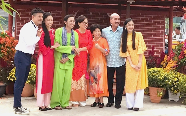 Ăn 12 quả nho, húp mì trường thọ... và các phong tục đón năm mới độc đáo trên thế giới - Ảnh 2.