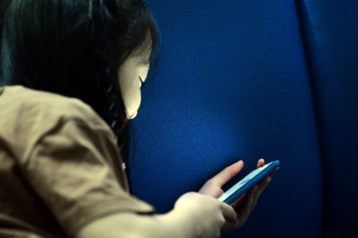 Cho con lên mạng xã hội: Biết tác hại nhưng không dễ thoát khỏi 'vết xe đổ' - Ảnh 1. mạng xã hội - Ảnh 1.