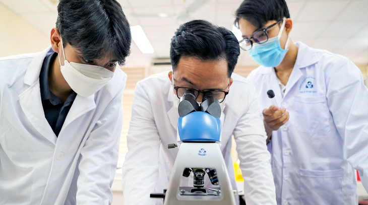 Trường đại học Bách khoa TP.HCM trả lương, học phí cho người học tiến sĩ - Ảnh 1.