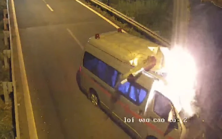 Xe ô tô tông vào giải phân cách trên cao tốc, một bé sơ sinh tử vong - Ảnh 1.