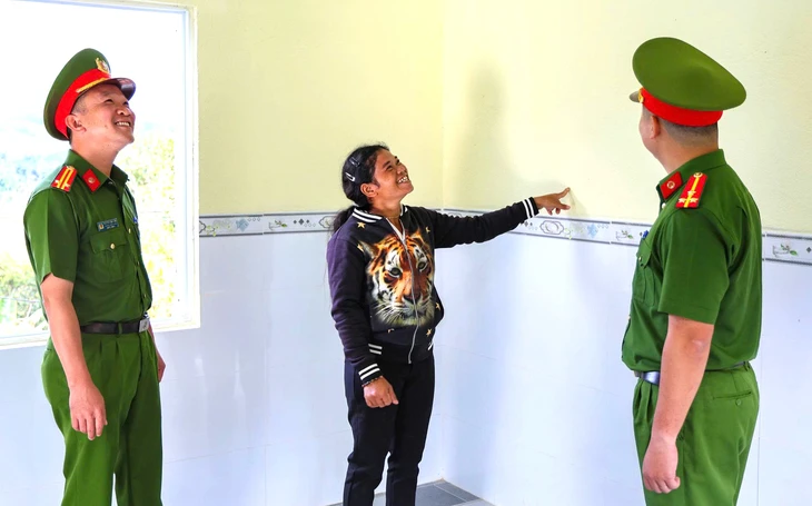 Công an Khánh Hòa khánh thành ngôi nhà đầu tiên trong 'Chiến dịch Quang Trung' - Ảnh 1. Bàn giao cho dân căn nhà đầu tiên trong 'Chiến dịch Quang Trung' ở Khánh Hòa - Ảnh 1.