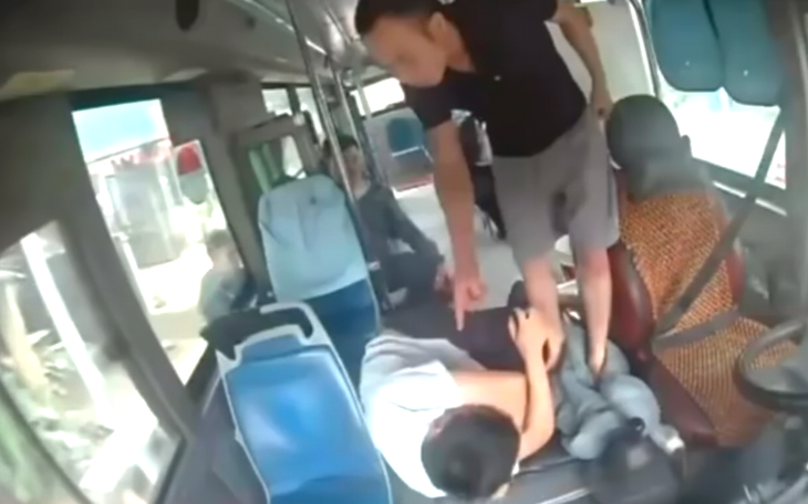 Nhóm người mang tuýp sắt, hành hung nhân viên xe buýt - Ảnh 3.
