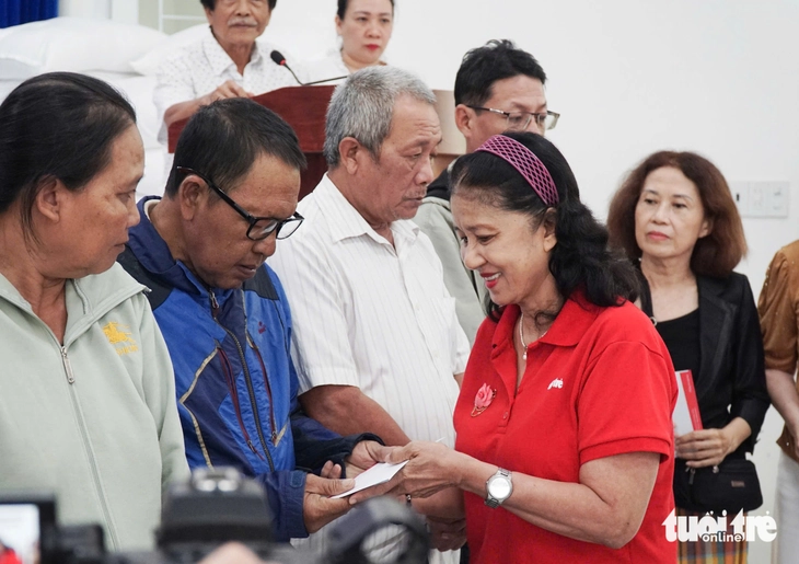 Báo Tuổi Trẻ tặng quà hỗ trợ người mù vùng lũ Khánh Hòa - Ảnh 4.