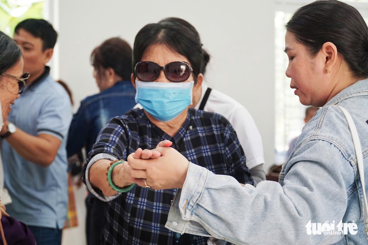 Báo Tuổi Trẻ tặng quà hỗ trợ người mù vùng lũ Khánh Hòa - Ảnh 5.