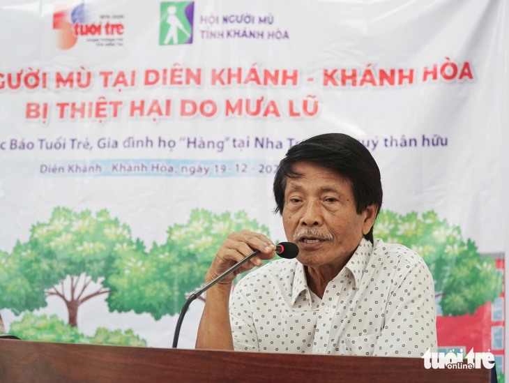 Báo Tuổi Trẻ tặng quà hỗ trợ người mù vùng lũ Khánh Hòa - Ảnh 2.