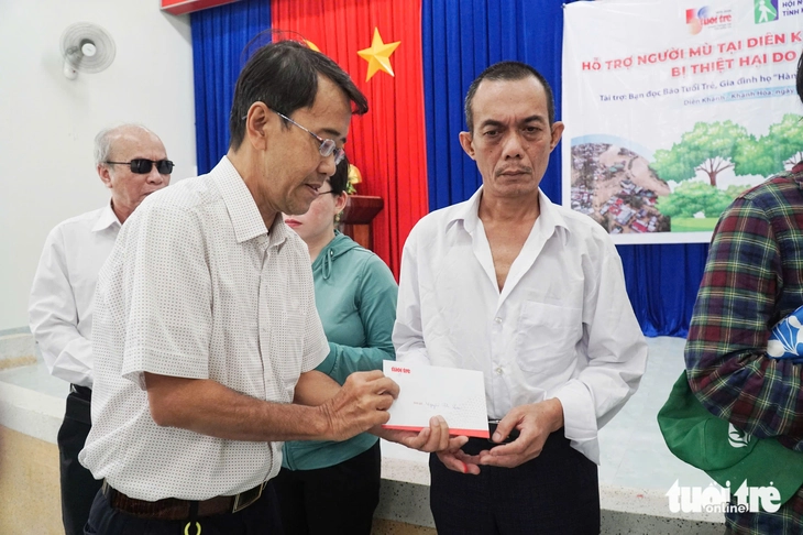 Báo Tuổi Trẻ tặng quà hỗ trợ người mù vùng lũ Khánh Hòa - Ảnh 3.