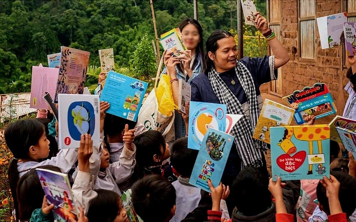 Vì lời trêu 'ông K. đến kìa, chạy nhanh', bé trai bị ném gạch làm gãy xương mũi, trán - Ảnh 3.