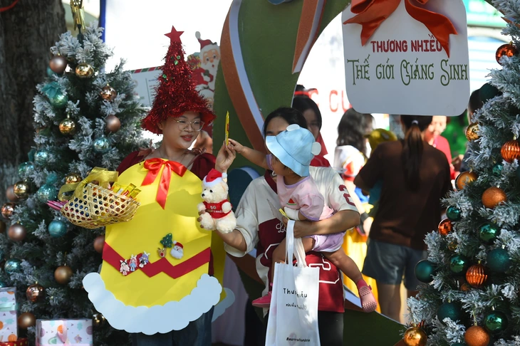 'Giáng sinh yêu thương' ở Bệnh viện Nhi đồng 2 - Ảnh 2.