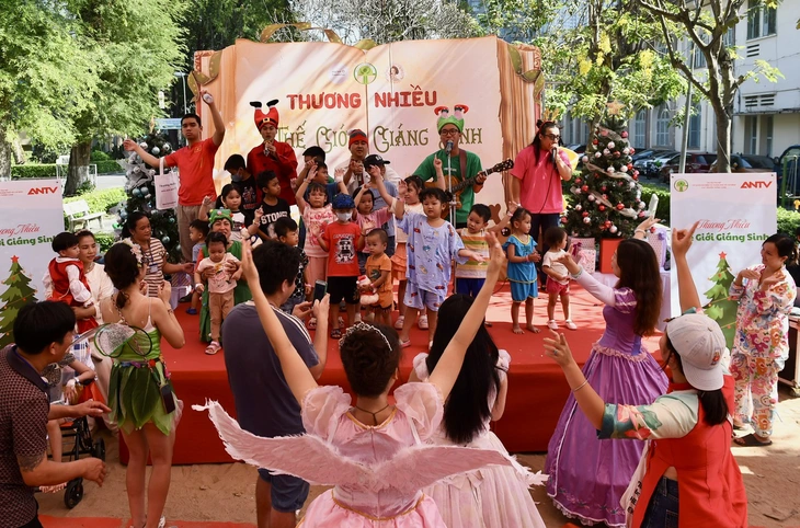'Giáng sinh yêu thương' ở Bệnh viện Nhi đồng 2 - Ảnh 5.