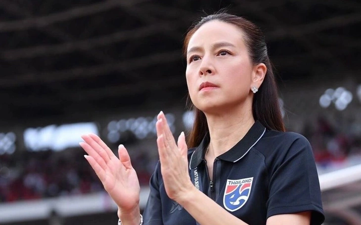 Madam Pang nhận bằng tiến sĩ danh dự giữa tranh cãi về bóng đá Thái - Ảnh 4.