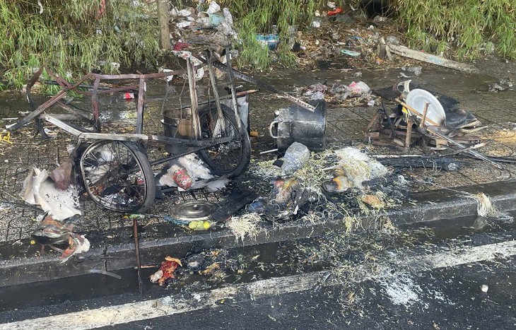 Vừa bật bếp gas nấu nước lèo để bán bún riêu thì phát nổ - Ảnh 2.