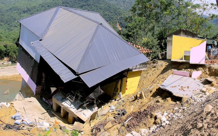 Đường lên đỉnh Bạch Mã sạt lở nghiêm trọng, du lịch tạm ngưng vô thời hạn - Ảnh 2.