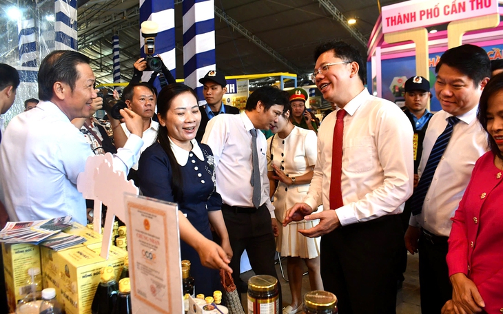 Đặc sản OCOP 'đổ bộ' TP.HCM chào hàng Tết - Ảnh 2.