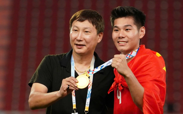 U22 Việt Nam rạng rỡ rời Thái Lan sau huy chương vàng SEA Games 33  - Ảnh 2.