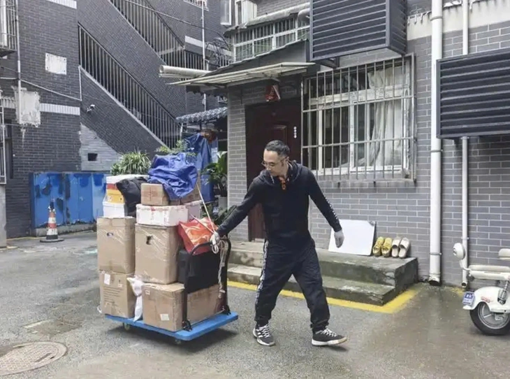 Vừa bốc vác chuyển nhà vừa nói tiếng Anh lưu loát, anh là ai? - Ảnh 2.