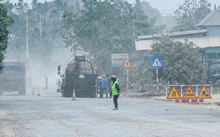 Đường Xuyên Á 'nát như tương', doanh nghiệp vận tải bỏ 300 triệu đồng ra vá tạm - Ảnh 2.