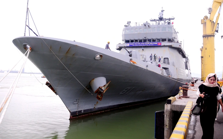 Hải quân đưa 52 ngư dân trên tàu bị cháy ở vùng biển Trường Sa về đất liền an toàn - Ảnh 2.