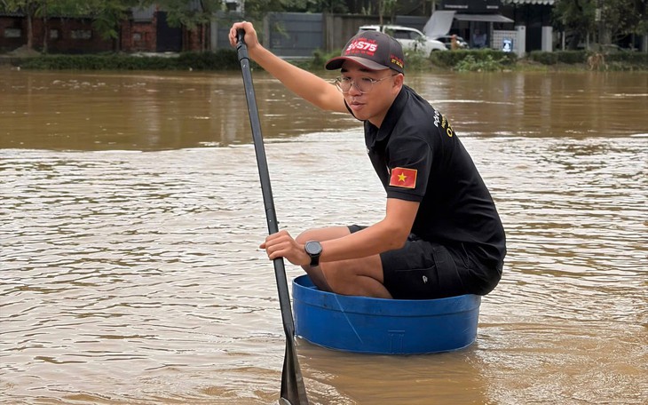 Cuộc sống hồi sinh sau lũ: Đàn bà giặt giũ phơi phóng, đàn ông í ơi gọi nhau khiêng bàn vần công  - Ảnh 4.