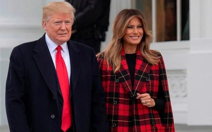 Vua Charles đấu giá những chiếc tất Giáng sinh được may từ rèm cửa hoàng gia - Ảnh 5.