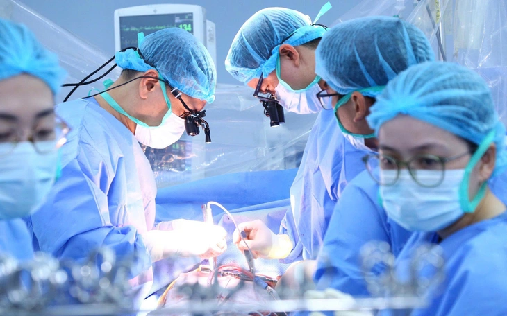 Trái tim người đàn ông tiếp tục đập trong lồng ngực bé gái 13 tuổi - Ảnh 2.