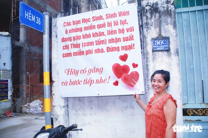 Ấm lòng với hàng trăm suất cơm 0 đồng tặng sinh viên quê vùng lũ, kèm lời mời 'đừng ngại' - Ảnh 1.