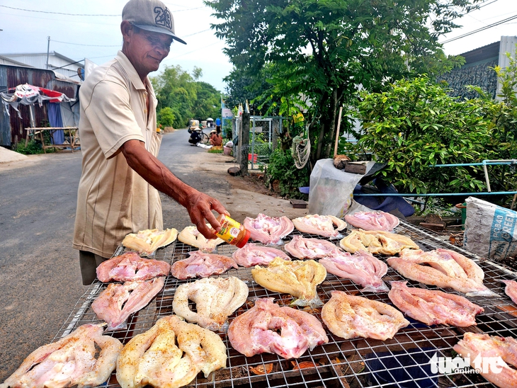 Dân biên giới tất bật làm khô đủ loại cung ứng thị trường Tết - Ảnh 3.