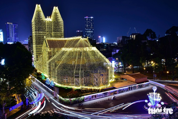 Nhà thờ Đức Bà phủ kín đèn LED đón Giáng sinh, người dân nô nức đến check-in - Ảnh 1. Nhà thờ Đức Bà - Ảnh 1.