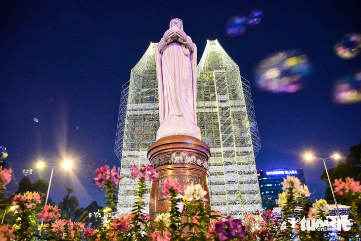 Nhà thờ Đức Bà phủ kín đèn LED đón Giáng sinh, người dân nô nức đến check-in - Ảnh 2. Nhà thờ Đức Bà - Ảnh 2.