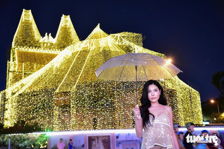 Nhà thờ Đức Bà phủ kín đèn LED đón Giáng sinh, người dân nô nức đến check-in - Ảnh 4. Nhà thờ Đức Bà - Ảnh 3.