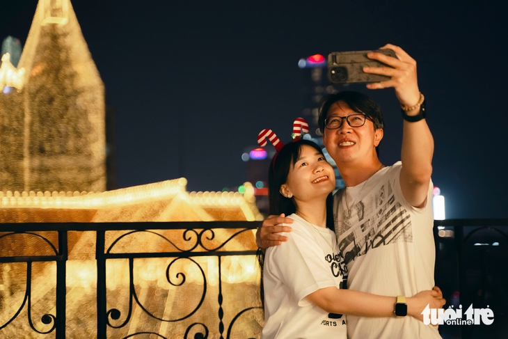 Nhà thờ Đức Bà phủ kín đèn LED đón Giáng sinh, người dân nô nức đến check-in - Ảnh 11. Nhà thờ Đức Bà - Ảnh 9.